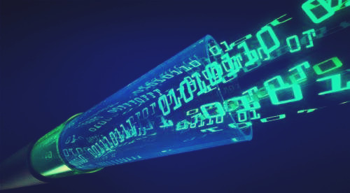 光纖傳輸?shù)暮喗?/></p><p><strong>二、光纖傳輸構(gòu)成</strong></p><p>點到點的光學傳輸系統(tǒng)由三個基本部分構(gòu)成:產(chǎn)生光信號的光發(fā)送機、攜帶光信號的光纜和接收光信號的光接收機。光纖是一種采用玻璃作為波導,以光的形式將信息從一端傳送到另一端的技術(shù)。今天的低損耗玻璃光纖相對于早期發(fā)展的傳輸介質(zhì),幾乎不受帶寬限制并具有獨一無二的優(yōu)勢。</p><p style=