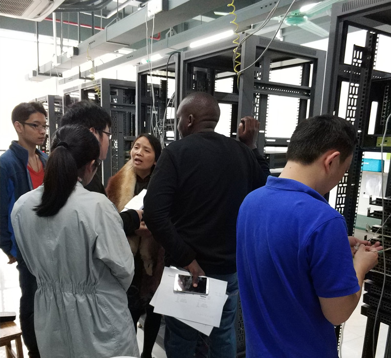 肯尼亞客戶對(duì)設(shè)備進(jìn)行詳細(xì)了解 肯尼亞客戶對(duì)設(shè)備進(jìn)行詳細(xì)了解